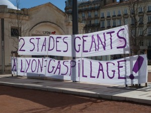 Avec les opposants à l'aéroport de Notre Dame-des-Landes, d'autres personnes ont manifesté leur refus d'autoroutes, de centrales nucléaires et aussi du Grand stade de Lyon (© Pierre Nouvelle).