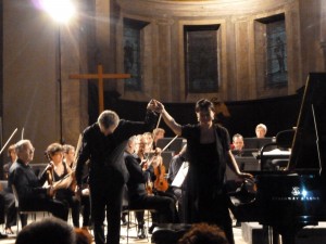 Au second jour du 25e festival Saoû chante Mozart, l'église de Crest a accueilli Philippe Bernold et l'orchestre de chambre de paris et la pianiste virtuose Marie-Josèphe Jude (© Pierre Nouvelle).