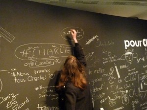 Au bord de la Charente, dans la Cité de la BD, on a écrit sur le mur pour Charlie (© Pierre Nouvelle).