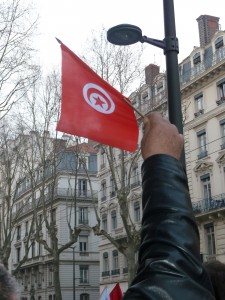 Un drapeau levé bien haut pour signifiuer que le peuple tunisien ne se couchera pas devant le terrorisme (© Pierre Nouvelle).