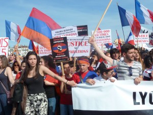 Plus de 1 500 personnes ont défilé le 24 avril dans les rues de Lyon à l'occasion du 100e anniversaire du génocide arménien (© Pierre Nouvelle).