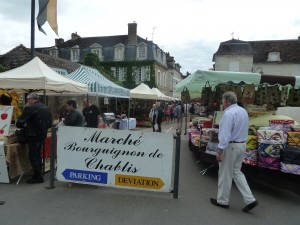 Quand on visite la région le dimanche, le marché bourguignon est un liue où il faut passer (© Pierre Nouvelle).