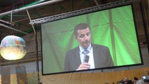 Gaël Perdiau, maire de la verte cité de St Etienne a donné le ton de la première journée des 2e Assises chrétiennes de l'écologie (© Pierre Nouvelle).