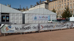 Le récent village de la solidarité internationale de Lyon a été l'objet de nombreux contacts avec le grand public mais aussi entre ceux qui œuvrent au quotidien pour la solidarité  (© Pierre Nouvelle).