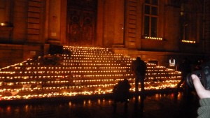 M^me les marches de l'hôtel de ville de Lyon étaient illuminées. Près de 300 000 euros ont été collectés pour les assoociations des familles de victimes (© Pierre Nouvelle). 