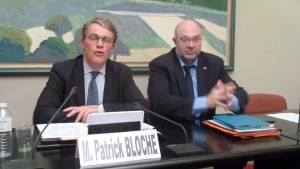 Patrick Bloche et Stéphane Travert, députés socialistes soutiennent une proposition de loi sur l'indépendance, le pluralisme et l'honnetêté de l'information qui devrait être discutée le 8 mars 2016 par l'Assemblée nationale (© Pierre Nouvelle).