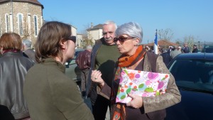 Représentant le Collectif des usagers des Cars du Rhône, Pierre Chomard et Aurélie Nortier ont remis à Christiane Agarrat une pétition comportant 1 500 signatures (© Pierre Nouvelle).