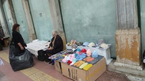 beignets, billets de loterie, ouvrages mabuels, pour les personnes âgées, tout est bon pour gagner sa vie, comme ici dans les rues du Pirée (© Pierre Nouvelle).