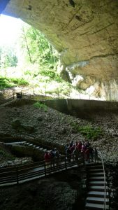 Le troisième porche le plus vaste de France, les grottes du Cerdon témoignent de l'activité des eaux de ruissellement et des mouvements liés à la surrection alpine (© Pierre Nouvelle).