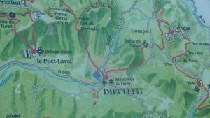 Au départ de Poët-Laval, le Sentier des Huguenots emprunte le travé de sentiers qui sillonnent le pays de Dieulefit (© Pierre Nouvelle).