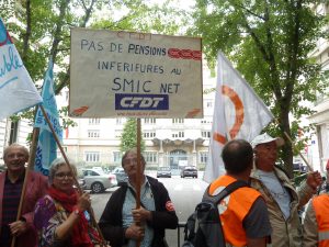 Une centaine de retraités et syndicalistes venus des départements rhonalpins se sont réunis devant à Lyon à l'initiative de la CFDT et de l'Unsa (© Pierre Nouvelle).
