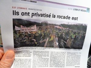 Le quotidien Le Progrès s'est fait l'écho dimanche 27 novembre 2016 de la manifestation qui a bloqué un moment la rocade Est appelée aussi A 46 sud (© Pierre Nouvelle). 