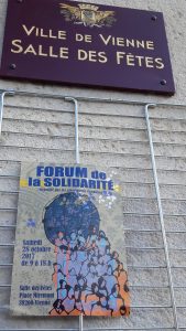 Samedin 28 octobre 2017, plus de 600 personnes ont rendu visite au 1er Forum de la solidarité qui s'est tenu dans la salle des fêtes de Vienne (Isère) en présence d'une trentaine d'associations (© Pierre Nouvelle).
