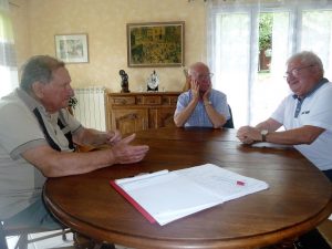 Le 8 août 2017, Jacky Cerdabn et Jean Auclère, deux ex-postiers CFDt s'étaient rendus cgez Luis Viannet pour évoquer leurs combats syndicaux communs (© Pierre Nouvelle).