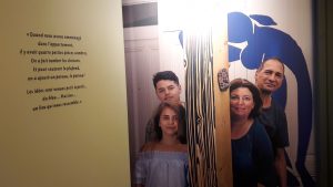 Pour l'expoistion La Vie mode d'emploi, le Musée urbain Tony Garnier lire derri-re un ensembke de portes les visages de familles de l'agglomération lyonnaise (© Pierre Nouvelle).