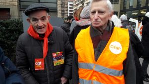Parmi d'autres manifestants, ces deux retraités, toujours ^rêtres-ouvriers, l'un en Ehpad l'auitre pas, attendent votre réponse, Madame la ministre (© Pierre Nouvelle).