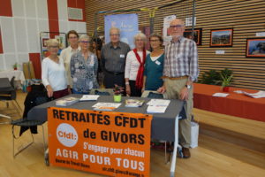 A Lyon, Villefranche-sur-Saône et ici Givors, les retraités CFDT ont participé à la Selmai,e bleue par des débats sur la perte d'autonomie et les aidants familiaux (© ULR CFDT Givors-Condrieu).