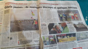 Depuis le début du mouvement des Gilets jaunes, la presse régionale a suivi la mobilisation, comme ici Le Dauphiné libéré (© Pierre Nouvelle). 