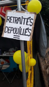 Tout en exprimnt leur méfiance vis à vis des syndicats et des partis, les revendications des Gilets jaunes rejoignent celles des organisations syndicales de retraités (© Pierre Nouvelle).