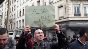 Environ 200 personnes ont manifesté ce samedi 2 mars 2019 aux abords du consulat d'Algérie à Lyon pour demander plus de liberté et de démocratie (© Pierre Nouvelle). 