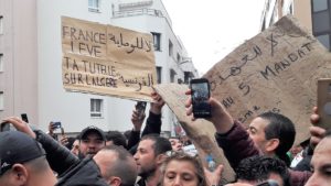 Les syndicats de journalistes en France ont mnifesté leur solidarité et leur soutien à leurs collègues algériens (© Pierre Nouvelle). 