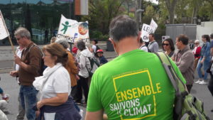 Des militants écologistes et des syndicalistes s'affichent dans les manifestations pour la sauvegarde de la planète (© Pierre Nouvelle).