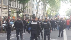 ALyon, sur l'avenue Jean Jaurès, gendarmes et policiers étaient au devant de la manifestation qui s'est déployée sans violence physique ( © Pierre Nouvelle ).
