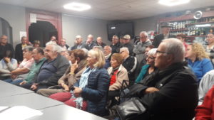 Une quarantaine de personnes ont participé à la réunion organisée par le Comité des déenses des services publics mercredi 16 octobre 2019 sur l'avenir de la Poste à Ampuis (© Pierre Nouvelle ). 