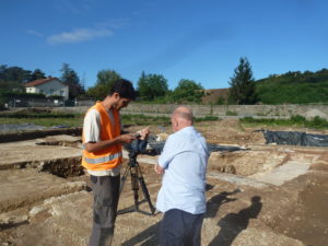 En grand nombre, les journalistes français et étrangers sont venus en reportage sur ce chantier de fouilles exceptionnel( © Pierre Nouvelle ).