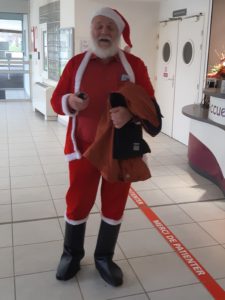 Le Père Noël, avec une hotte débordante de chansons voyage partout, même jusqu'à l'hôpital rhodanien de l'Arbresle ( © Pierre Nouvelle ).