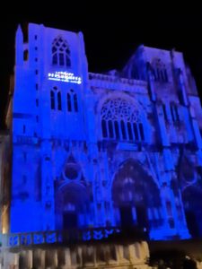 L'atelier oullinois Les artisans de lumière et le créateur Gérard Coudène ont habillé de mille feux la cathédrale saint Maurice de Vienne ( © Pierre Nouvelle ).