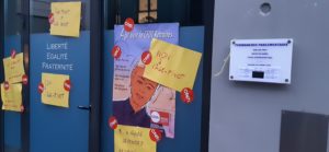 vendredi 10 janvier au petit matin, des militant.e.s CFDt sont allés poser es affiches sur la porte du député LREM de Givors ( © Pierre Nouvelle )