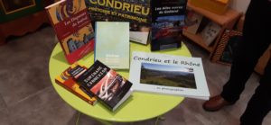 Avec le bel ouvrage sur Condrieu de son ami Claude Durand, Alain Decortes fait la promotion de ses quatre romans ( © Pierre Nouvelle ).