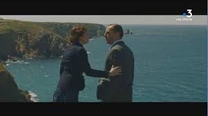 Comme face à l'océan avant leur départ pour l'Angleterre, le couple Yvonne et Charles est montré sous un jour méconnu ( © DR/France 3 ). 