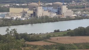 Avec ses usines chimiques et ses centrales nucléaires, la Vallée du Rhône est un bon exemple de territoire où des pratiques industrielles nouvelles devraient être instaurées ( © Pierre Nouvelle ). 