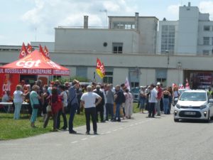 les militant.e.s de l'Union locale CGT de Roussillon étaient venu.e.s prêter main-forte au rassemblement devant l'hôpital Lucien Hussel ( © Pierre Nouvelle ). 