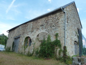 Passer d'une ancienne église muée en grange en un lieu de conservation des découvertes effectuées sur place ... ( © Pierre Nouvelle ).