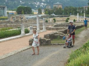 'est en famille au cœur de l'été que l'on visite le site gallo-romain et le musée de saint-Romain-en-Gal ( © Pierre Nouvelle ).